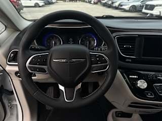 imgi_11_695c5d5ba7e099ab6ac76771 2022 Chrysler Voyager