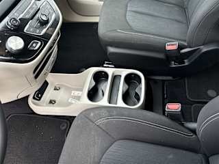 imgi_18_695c5d5ba7e099ab6ac771f6 2022 Chrysler Voyager