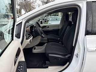 imgi_19_695c5d59a7e099ab6ac738f4 2022 Chrysler Voyager